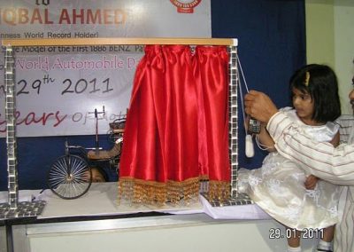 The grand unveiling of the motorwagen.