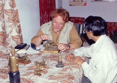 Modeler John Ponsonby admiring Iqbal's steam engines.
