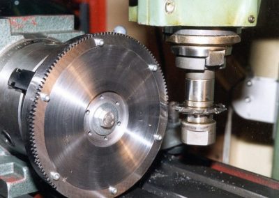 Cutting teeth for the flywheel.