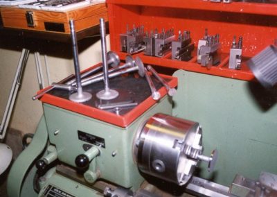Turning valves for the engine.