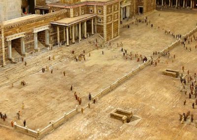 A wide view of the piazza.