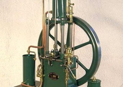 Another look at the four-poster engine.