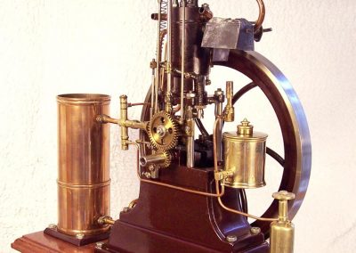 Find's four-poster hot-bulb engine.