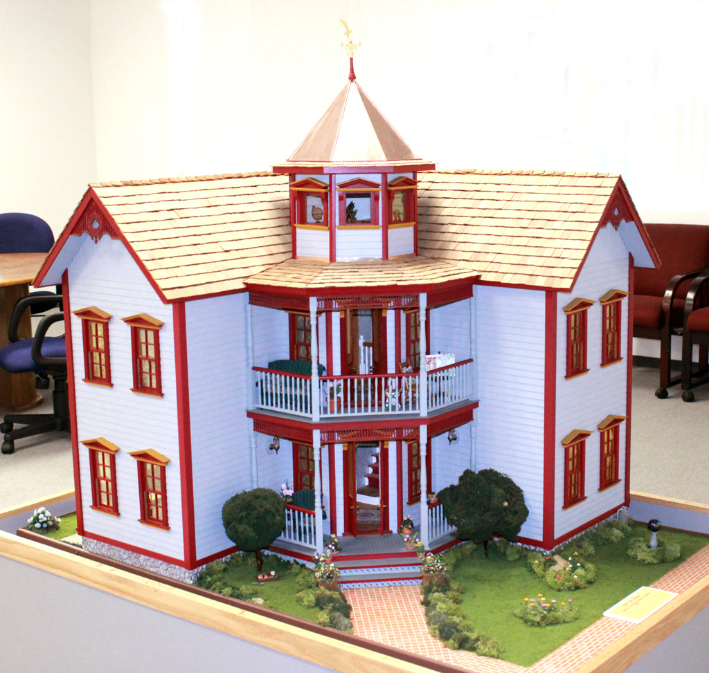 1930’s-1940’s Dollhouse The front side of the 1930's-1940's dollhouse.