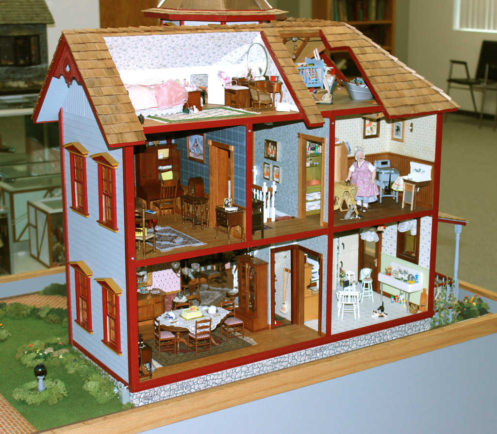 1930’s-1940’s Dollhouse A look at the cutaway diorama side of the dollhouse.