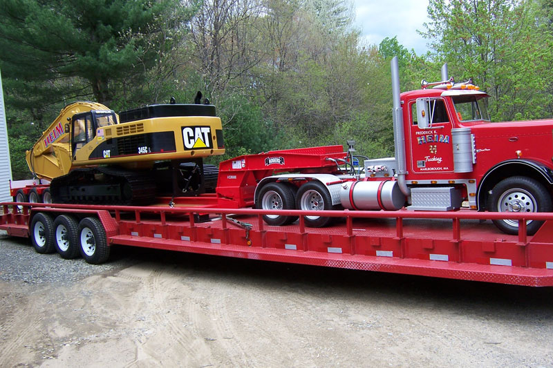 1/2 Scale Excavator and Peterbilt Another look at Fred's scale excavator loaded onto his scale Peterbilt.
