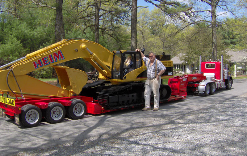 Scale Excavator on Scale Peterbilt Here Fred's 1/2 scale Cat excavator is loaded onto his 1/2 scale Peterbilt with trailer.