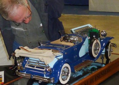 A show-goer examining the Duesenberg.