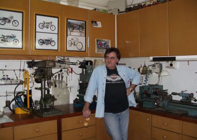 The master “Miniaturista” keeps an organized and well-equipped space.