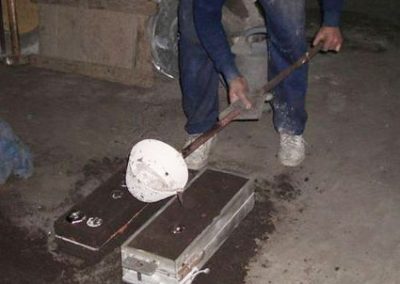 Pere is shown during the casting process.