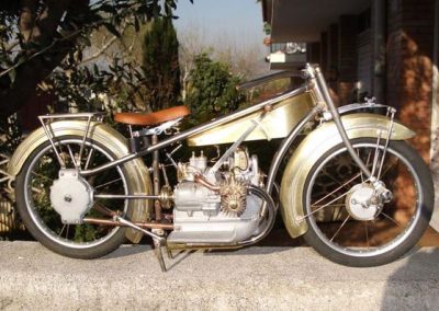 The nearly finished, but unpainted model BMW R32.