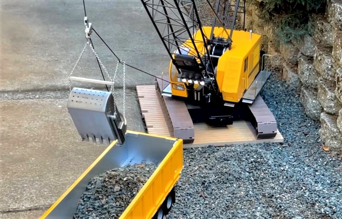 1/12 Scale P&H 1015 Crane The 1/12 scale P&H crane in dragline configuration.