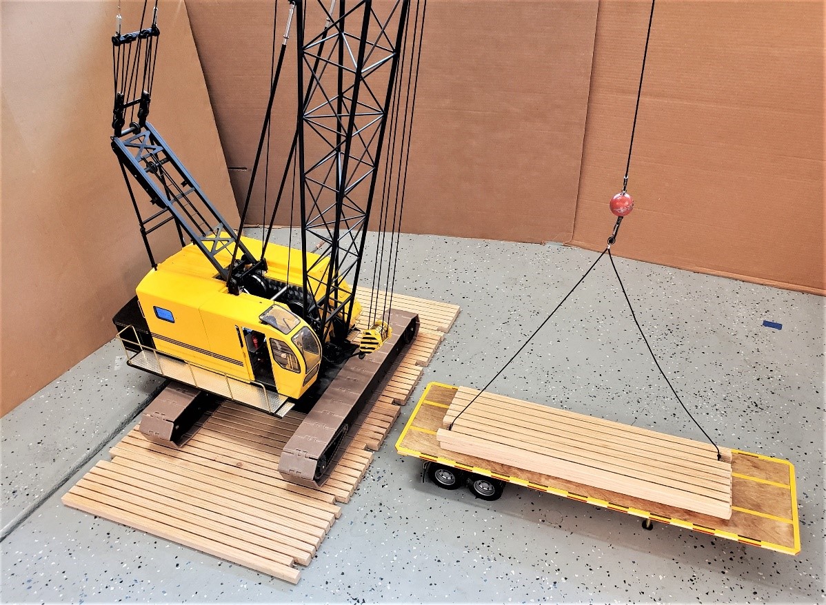 1/12 Scale P&H 1015 Crane Tom's scale model crane setting down miniature swamp mats.