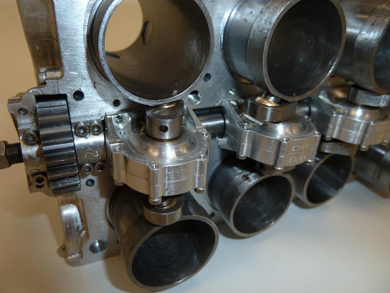 Gear-Driven Sleeve Valve A close-up of the gear driven sleeve valve actuating mechanism.