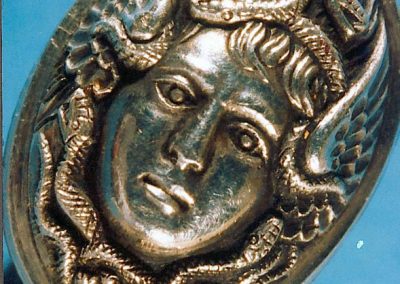 Despite its small size, the Medusa head has rich details. 