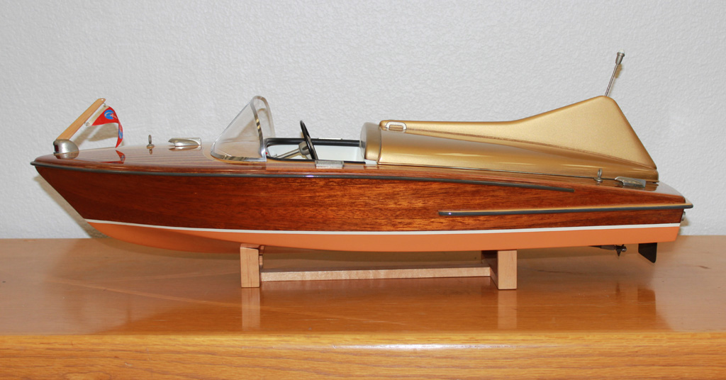 The polished R/C model Chris-Craft Cobra.