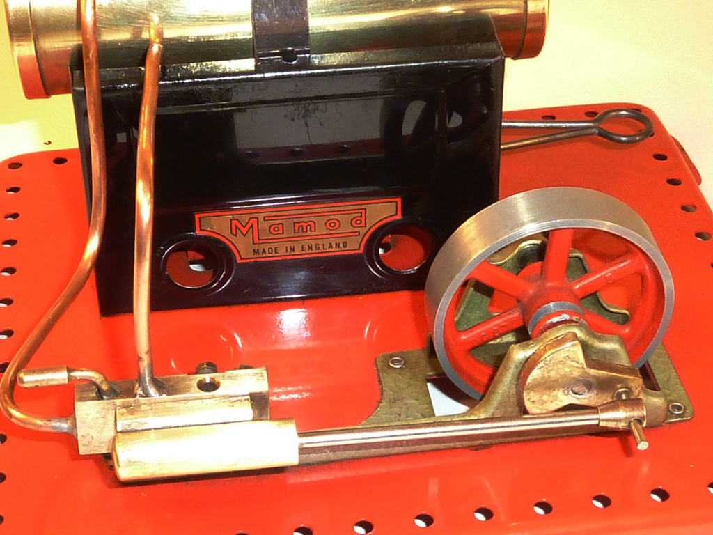 A Mamod SE1A static horizontal steam engine and boiler.