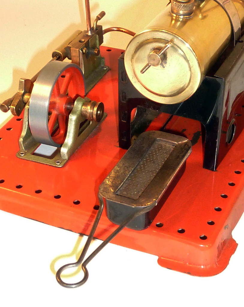 A Mamod SE1A static horizontal steam engine and boiler.