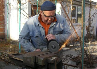 Vladimir at work on a larger piece.