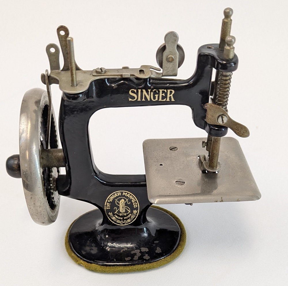 2024.6.1 db pic 2 Singer 20 Child's Sewing Machine
